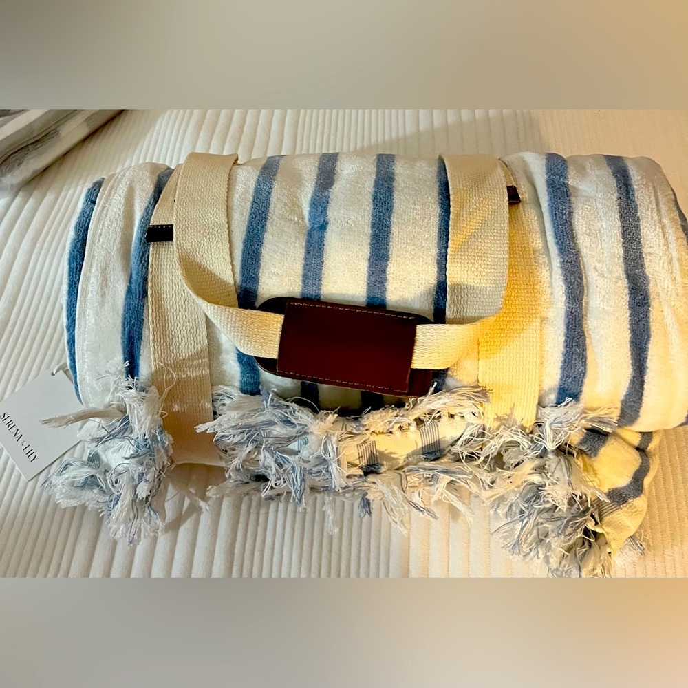 BNWT Beach Towel with Towel Carry Strap - Coastal Blue
